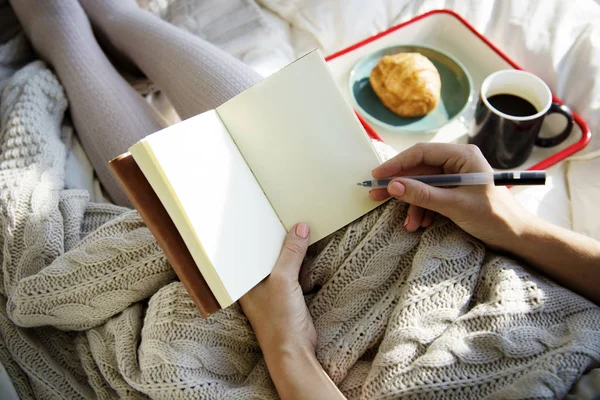 Mujer escribiendo en el diario —  Fotos de Stock