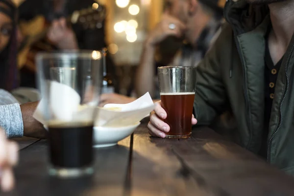 Diversità persone che festeggiano con la birra — Foto Stock