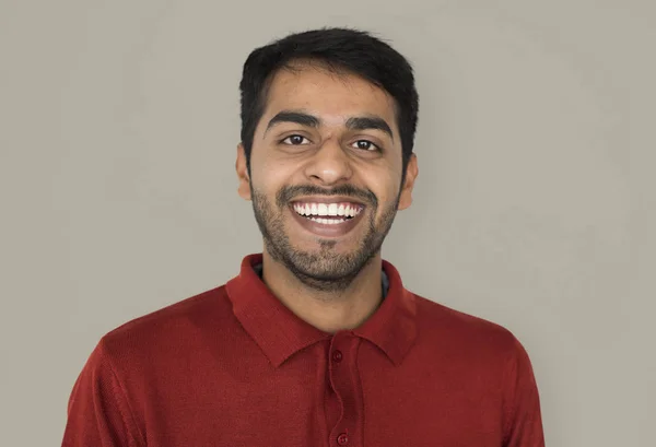 Sorridente índio homem no estúdio — Fotografia de Stock