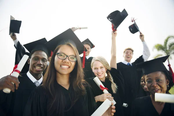Studentengruppe beim Abschluss — Stockfoto
