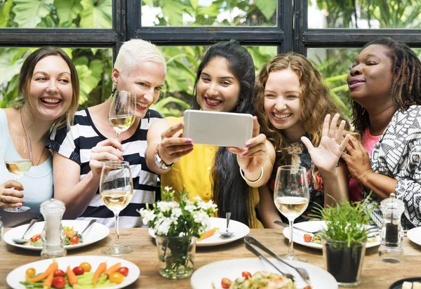 Donne che cenano — Foto Stock