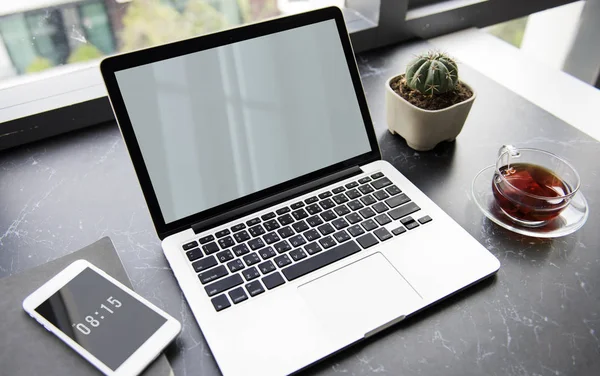 Laptop e smartphone na mesa — Fotografia de Stock