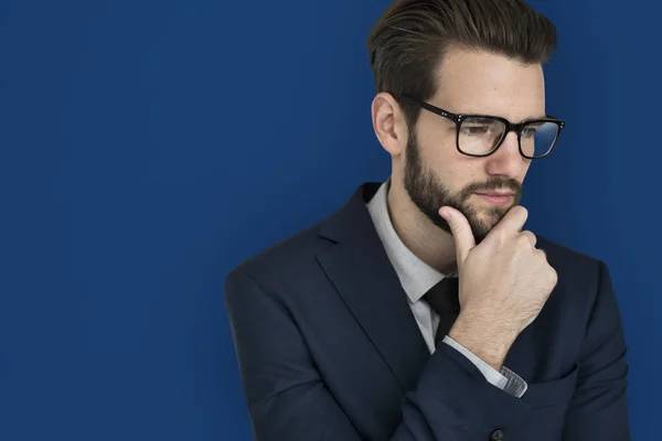 Affärsman tänkande och håller handen på hakan — Stockfoto