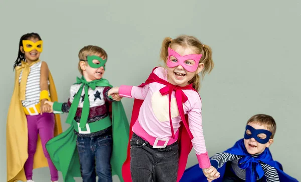 Crianças em trajes de super-herói — Fotografia de Stock