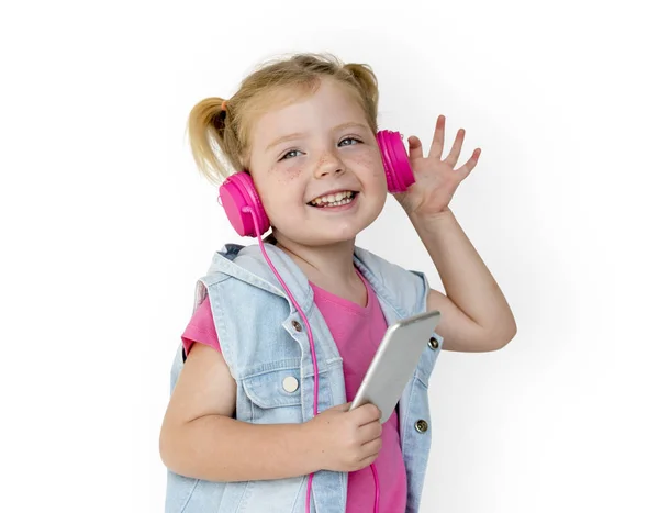 Дівчина слухати музичні навушники — стокове фото