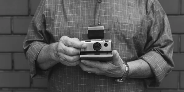 Человек с ретро-фотоаппаратом — стоковое фото