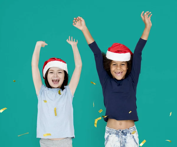 Crianças felizes vestindo chapéus de Santa — Fotografia de Stock