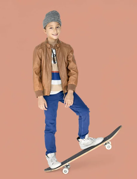 Хлопчик стоїть на скейті — стокове фото