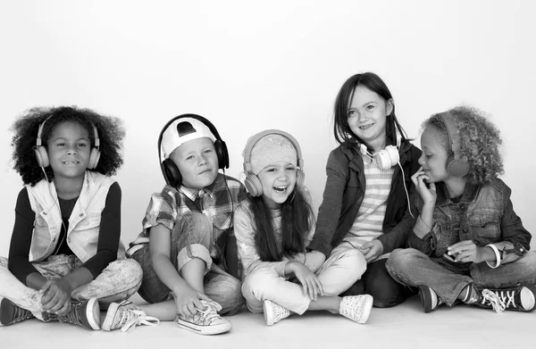Gruppo di bambini con cuffie — Foto Stock