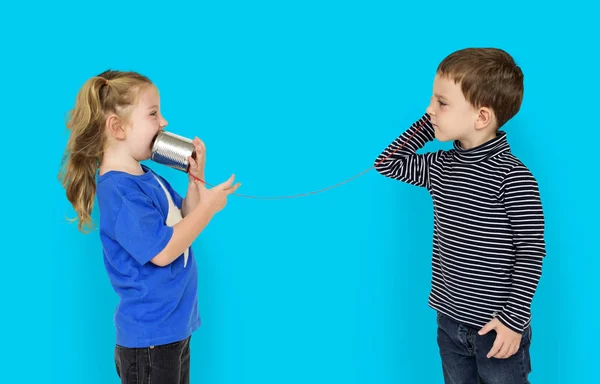 Bambini che utilizzano String Phone — Foto Stock