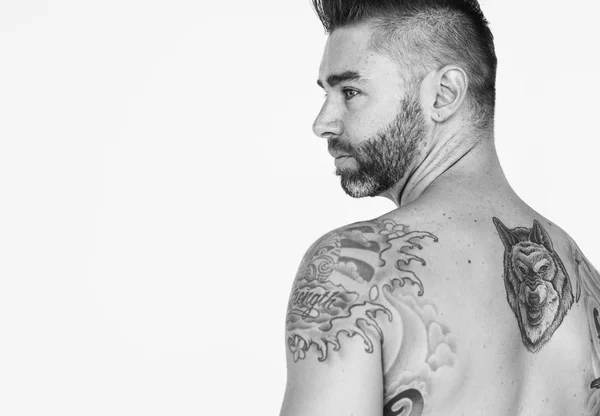 Homem bonito caucasiano com tatuagens — Fotografia de Stock