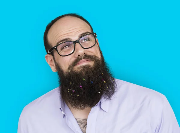 Чоловік з бородою позує в студії — стокове фото