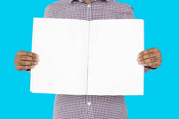 Man holding open notebook — Stock Photo, Image
