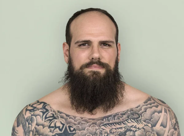 Uomo con barba e tatuaggio — Foto Stock