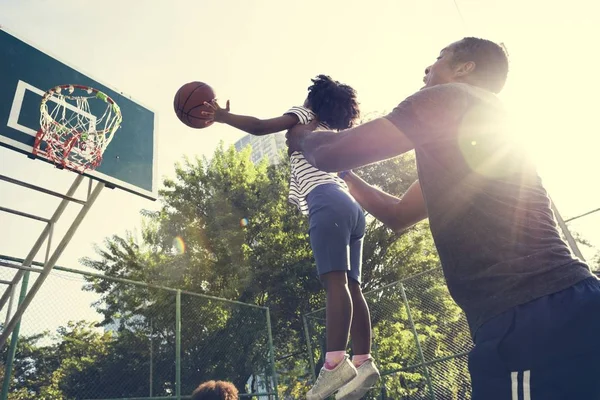 Παίζοντας μπάσκετ με την κόρη του πατέρα — Φωτογραφία Αρχείου