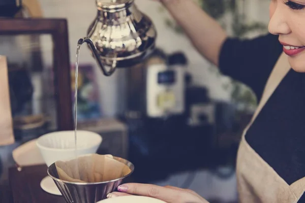 Barista derramando chá na xícara — Fotografia de Stock