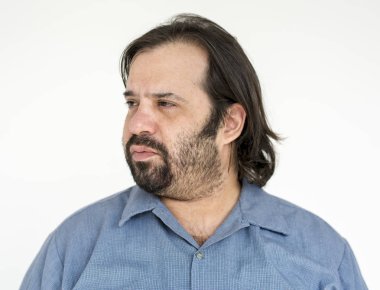 Mavi gömlekli sakallı adam