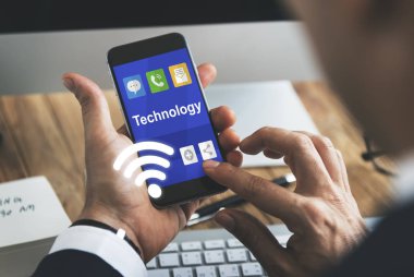 Akıllı telefon kullanan iş adamı