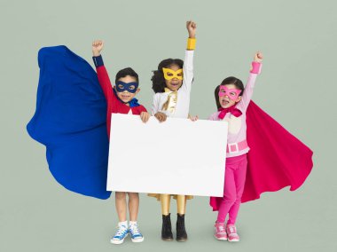 süper kahraman kostümleri giyen çocuk