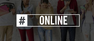 Arkadaşlar dijital cihazlar kullanarak