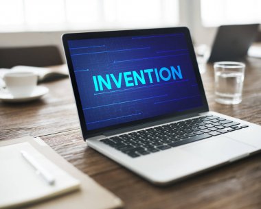 bardak su ile çalışma alanı tablo üstünde laptop