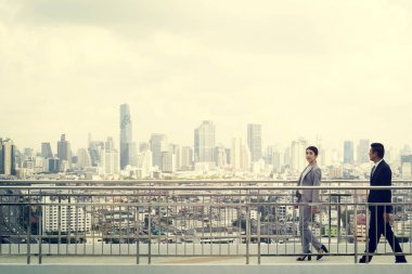 Kendine güvenen iş adamları