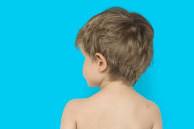 stüdyoda küçük sevimli çocuk