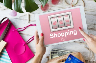 dijital tablet kullanan kadın.