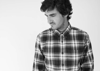 ciddi Beyaz delikanlı