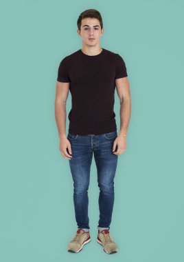 Adam gülen ve stüdyoda poz