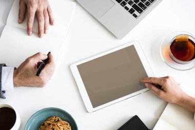 Dijital tablet kullanan kişi 