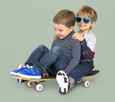  çocuklar stüdyoda kaykay