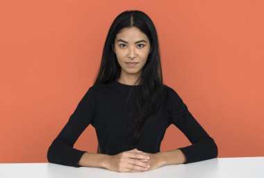 Asyalı kadın tablosu tarafından oturur