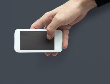 El ele tutuşan akıllı telefon.