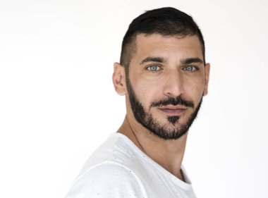 gri gözleri olan yakışıklı adam