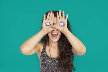 kadın stüdyoda poz