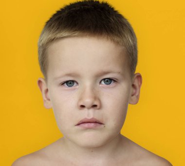 üzgün beyaz küçük çocuk yüz