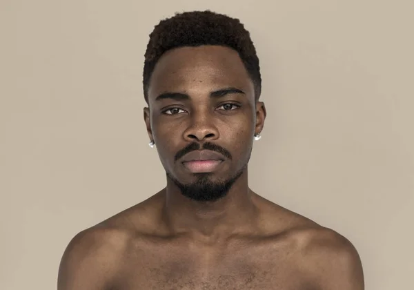 Knappe jonge Afrikaanse man — Stockfoto
