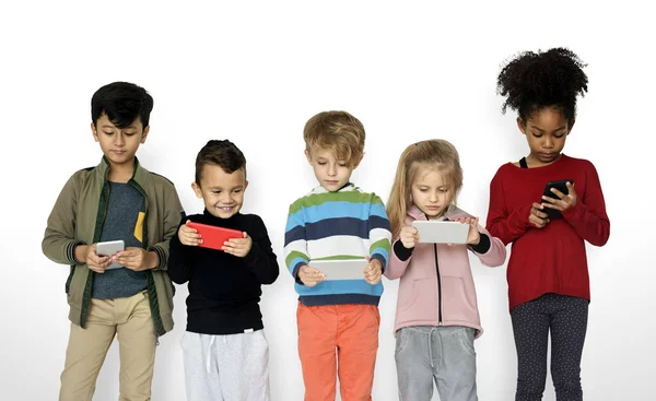 Cep telefonunu kullanarak çocuklar grup — Stok fotoğraf
