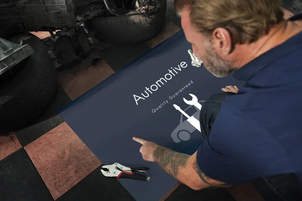 Auto mechanic looking at banner — Stock Photo, Image