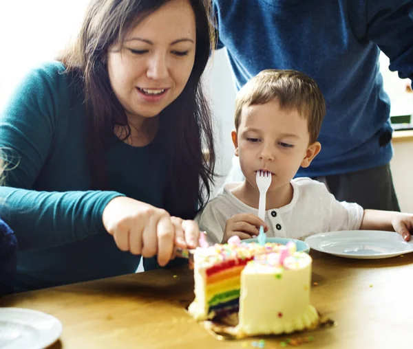 Moeder en zoon eten cake van de kindverjaardag — Stockfoto
