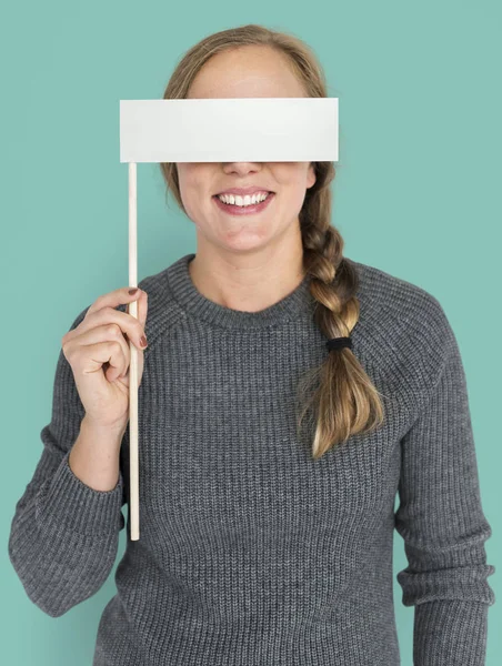 Женщина, держащая флаг, закрывая глаза — стоковое фото