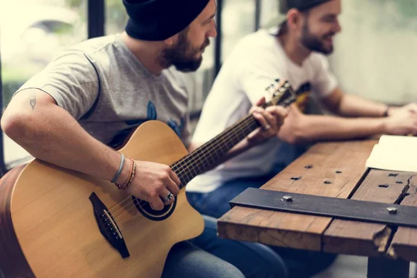 Gitarda çalan adam — Stok fotoğraf