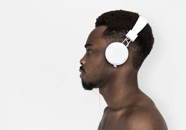 Afrikaner hört Musik über Kopfhörer — Stockfoto