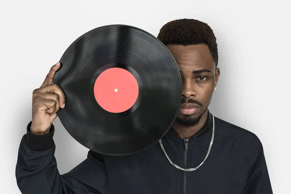 Afrikansk man med vinylskiva — Stockfoto