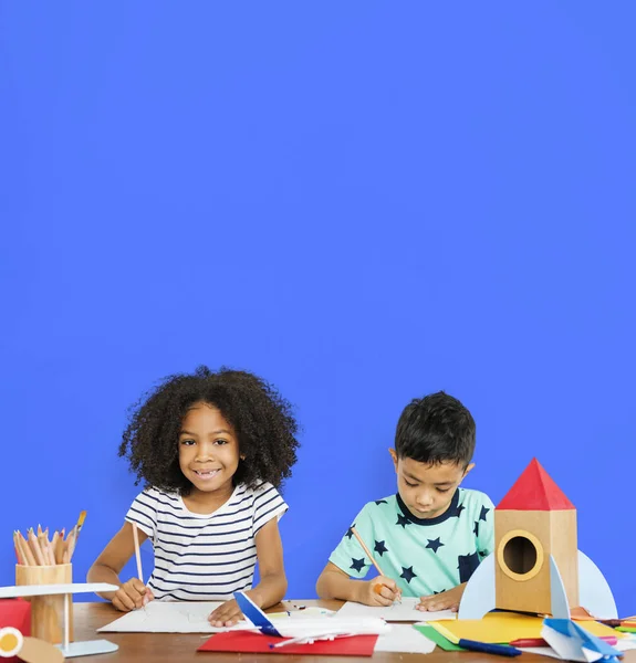 Niños posando en estudio — Foto de Stock