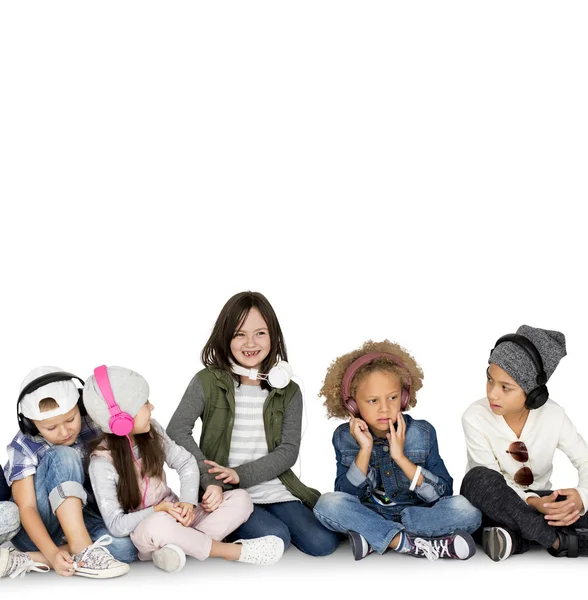 Çocuk kulaklık ile grup — Stok fotoğraf