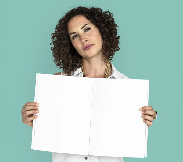 Mooie vrouw met krullend haar — Stockfoto