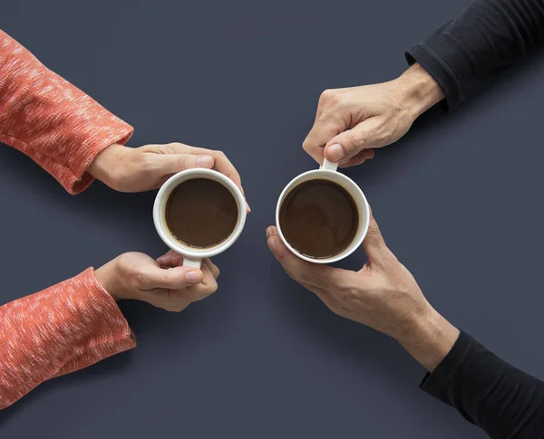 Mãos segurando copos de café — Fotografia de Stock