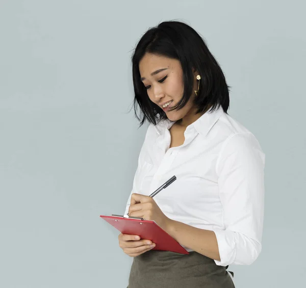 Aziatische zakelijke vrouw schrijven notities — Stockfoto